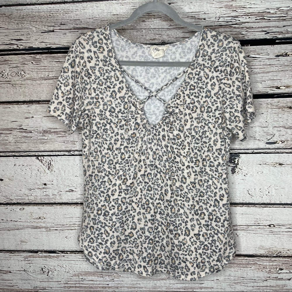 White Crow Animal Print Short Sleeve Shirt V-Neck Soft Sweater Material Sz Small